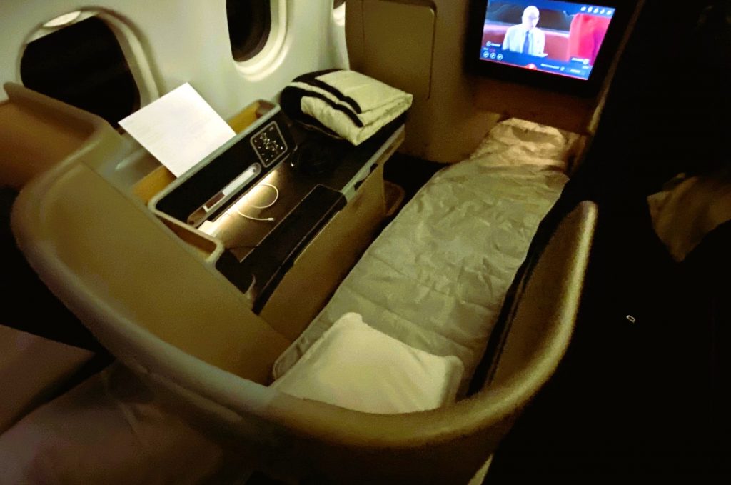 Review: Qantas A-330 Business Class, Singapore - Sydney - pointsHq